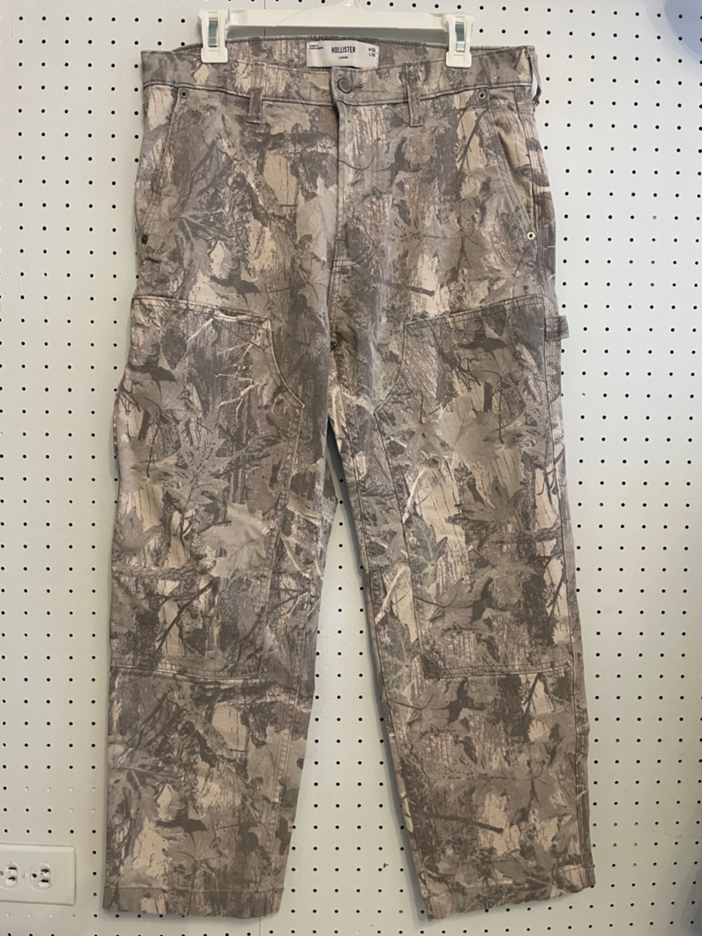 Hollister Men's Beige & Gray Camo Cargo Pants